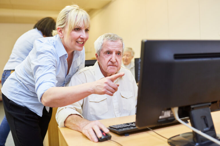 <strong>Contribuyendo en el aprendizaje digital de las personas mayores</strong>