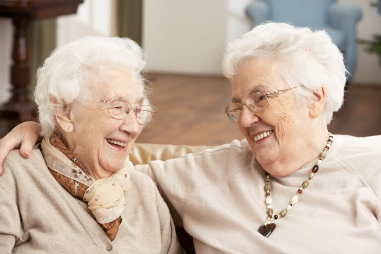 Nuevo Reporte del Observatorio del Envejecimiento aborda cómo son los vínculos sociales de las personas mayores de nuestro país